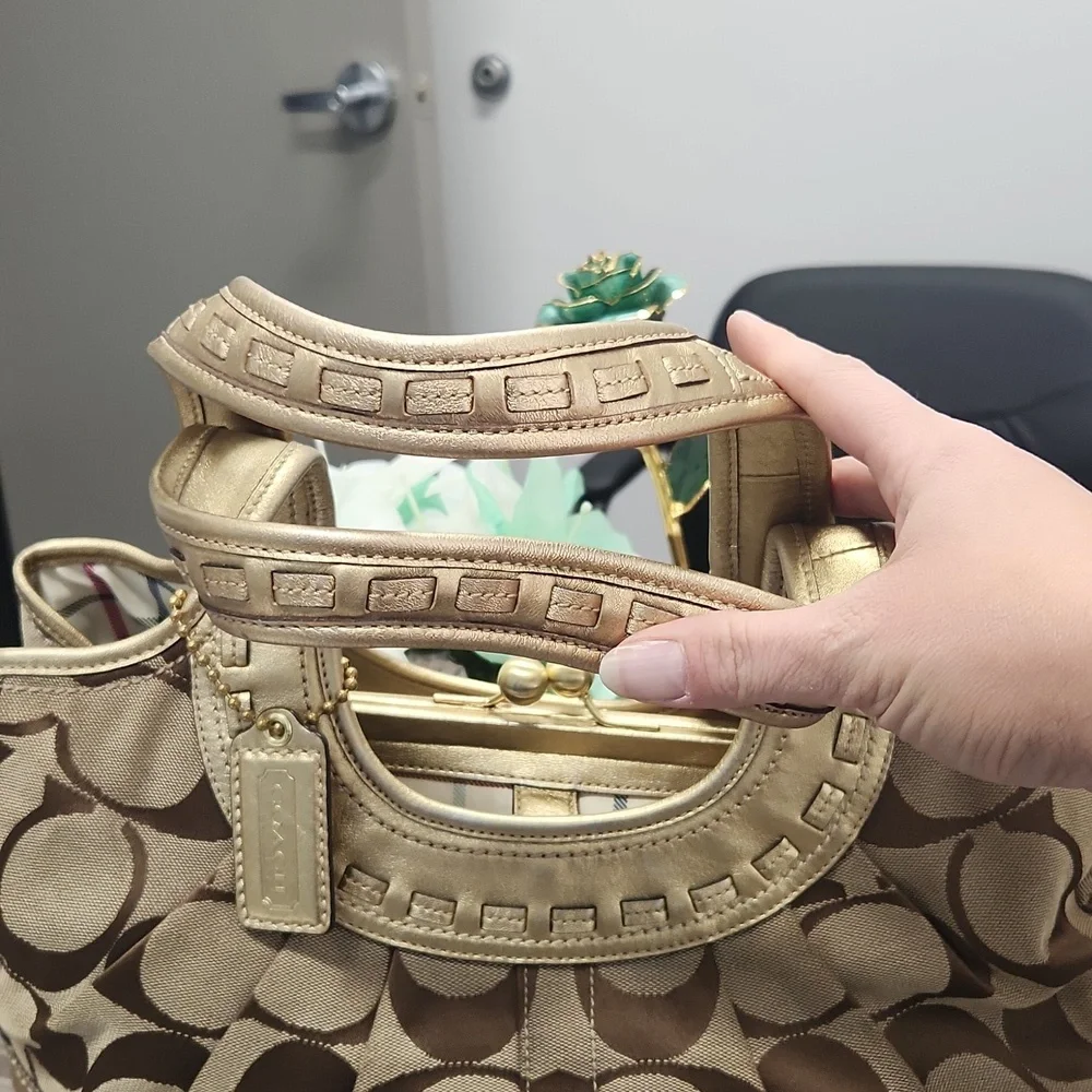 COACH LARGE 3 COMPARTMENT MONOGRAM GOLD LEATHER ACCENT WITH KISSLOCK - Picture 2 of 13